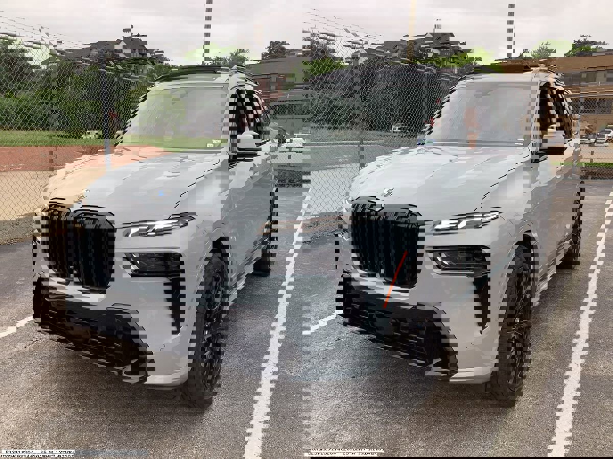 Used 2025 BMW X7 xDrive40i w/ M Sport Package image 4