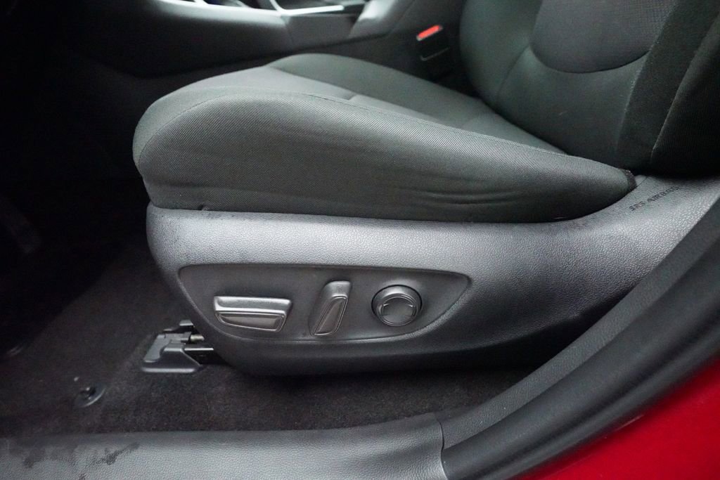 Used 2025 Toyota RAV4 XLE AWD/4WD image 28