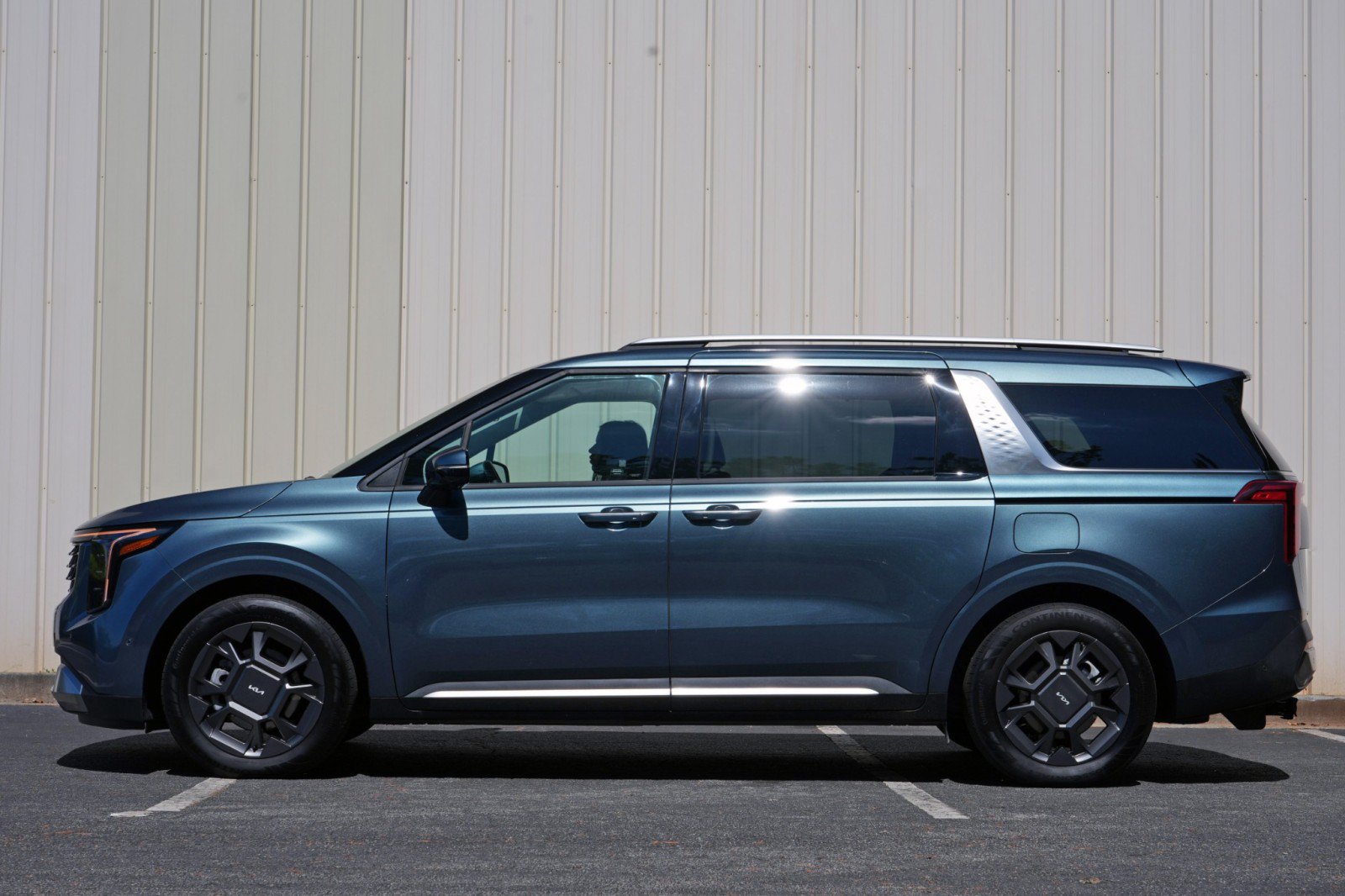 Used 2025 Kia Carnival SX FWD image 9