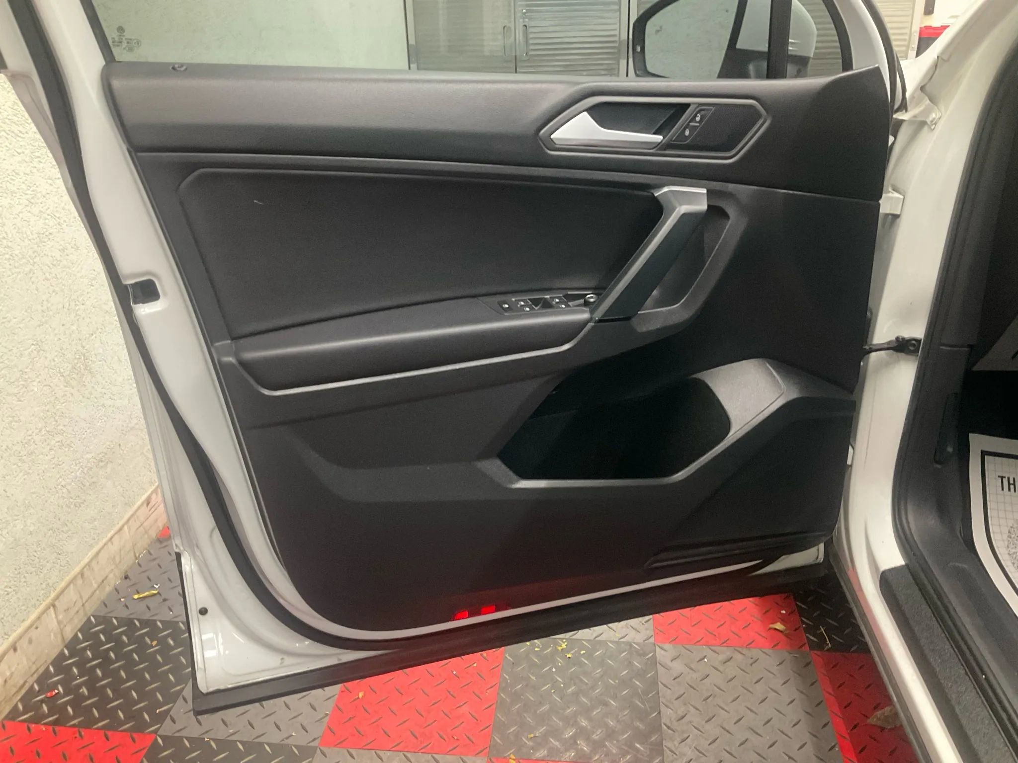 Used 2019 Volkswagen Tiguan SE w/ Panoramic Sunroof Package image 9