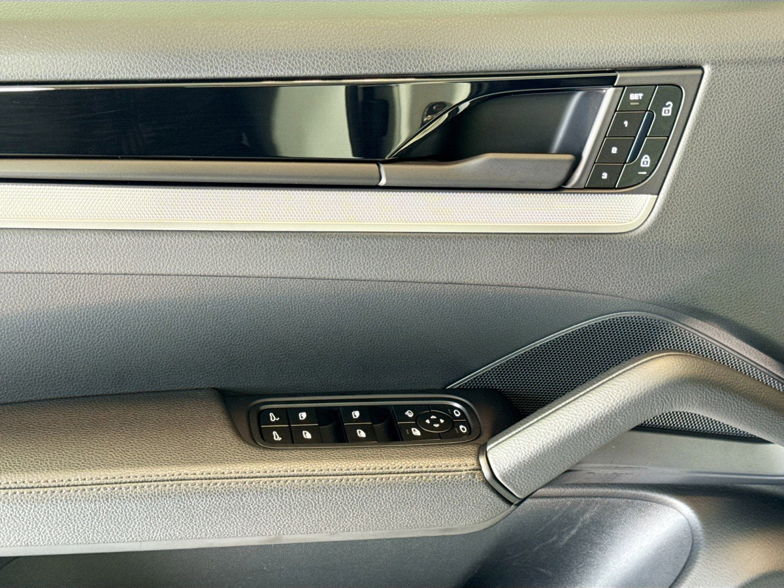 Used 2025 Porsche Cayenne image 11