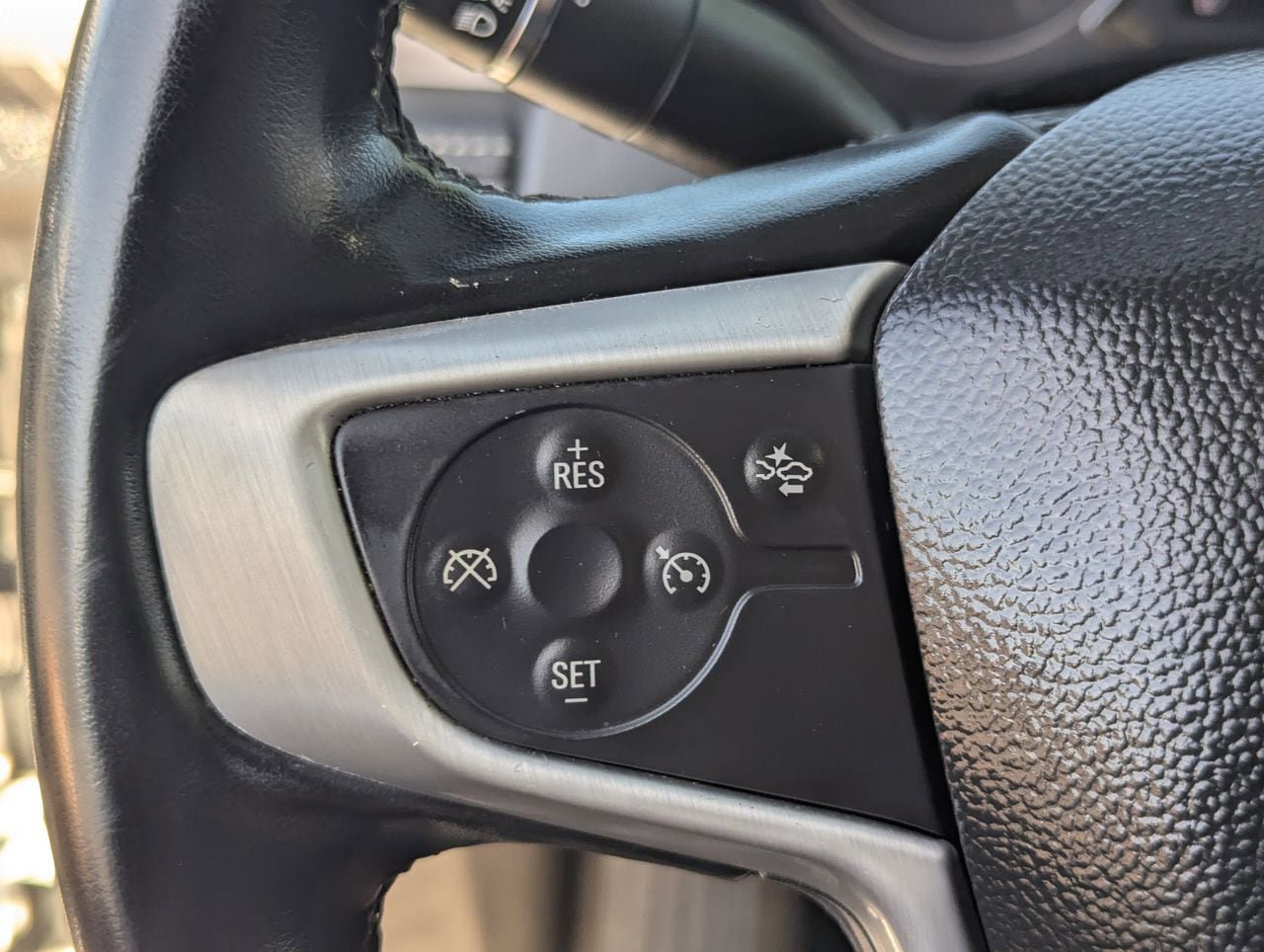 Used 2023 GMC Acadia SLT FWD image 29