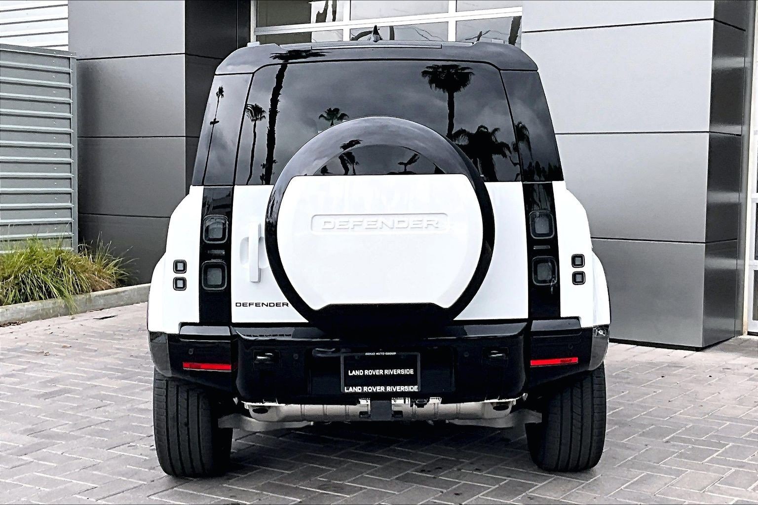 New 2026 Land Rover Defender 110 X-Dynamic SE image 4