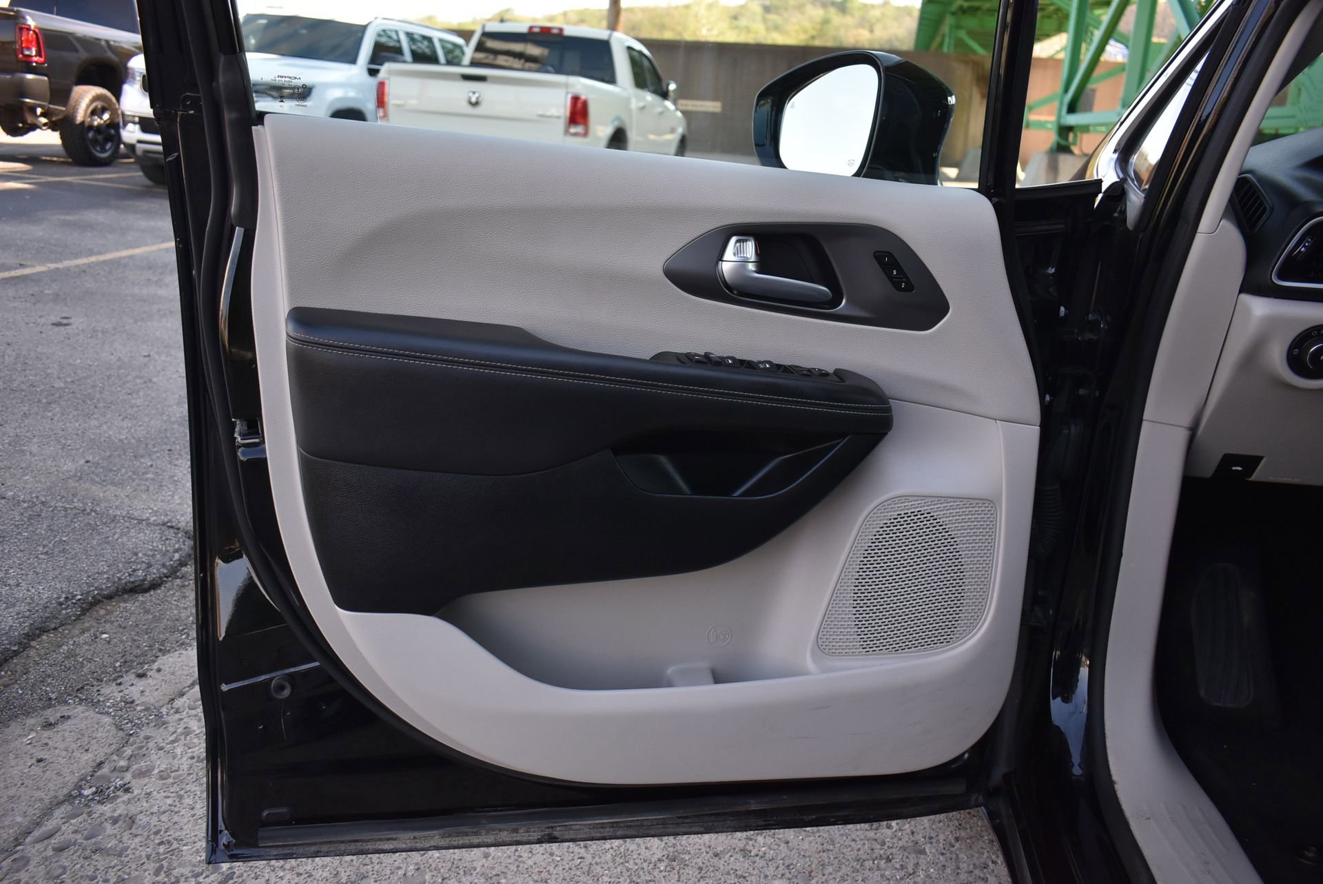 Used 2024 Chrysler Pacifica Touring-L FWD image 11
