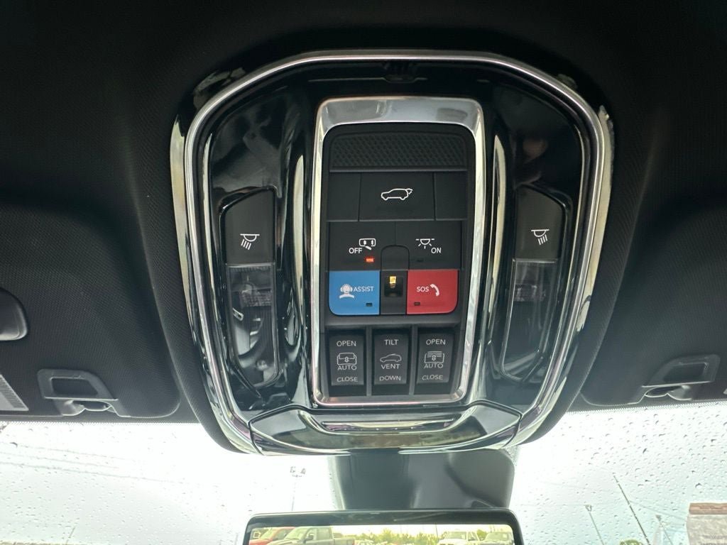 Used 2022 Jeep Grand Cherokee Overland w/ Adv Protech Group III AWD/4WD image 17