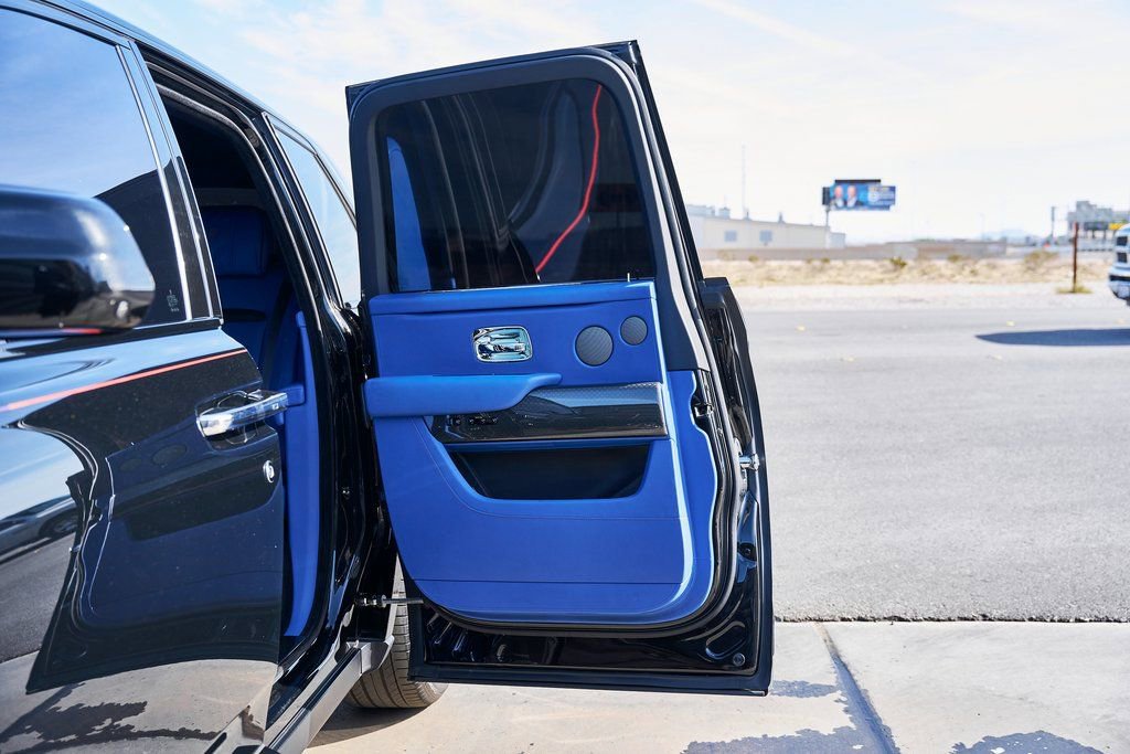 Used 2021 Rolls-Royce Cullinan Black Badge image 31