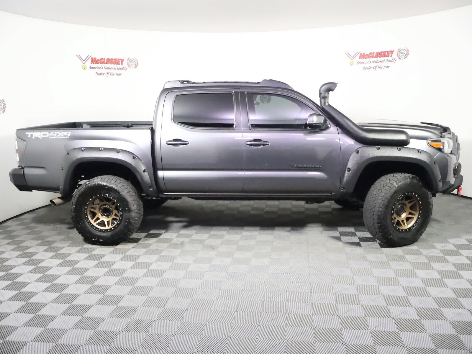 Used 2019 Toyota Tacoma TRD Off-Road w/ Technology Package AWD/4WD image 3