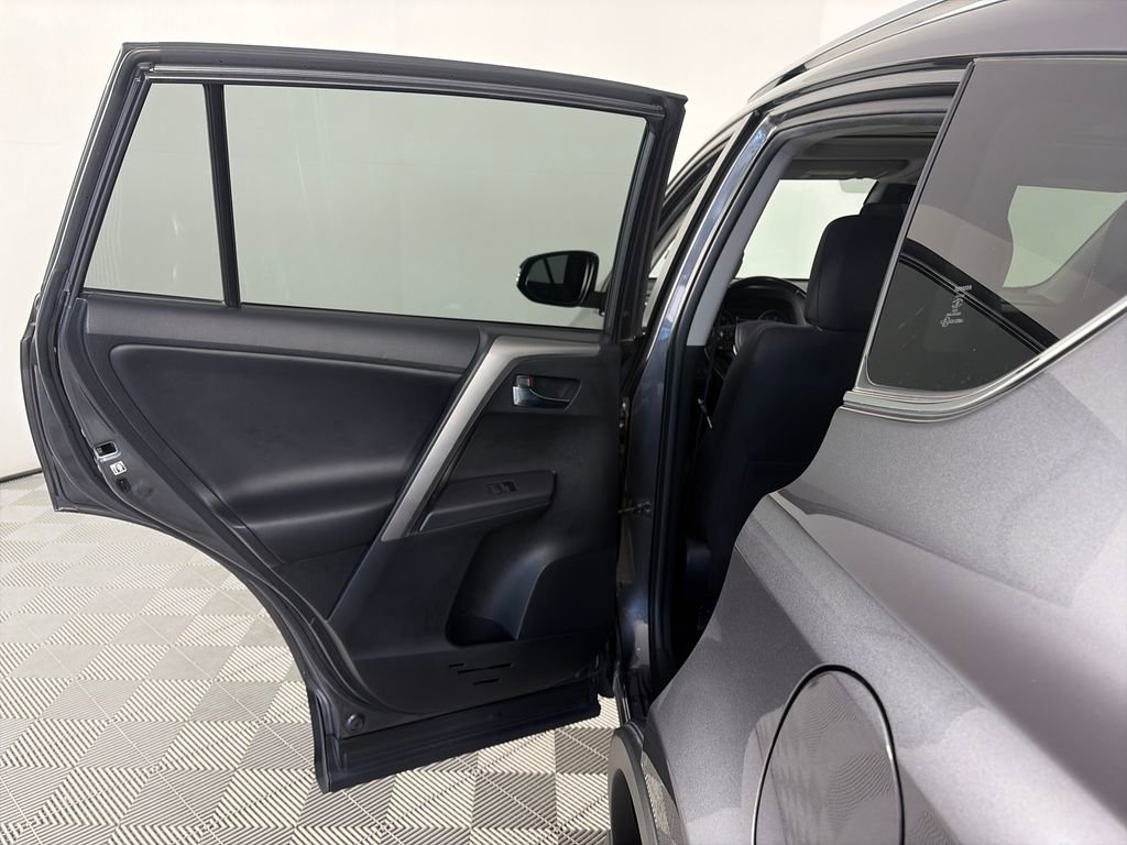 Used 2018 Toyota RAV4 XLE AWD/4WD image 12