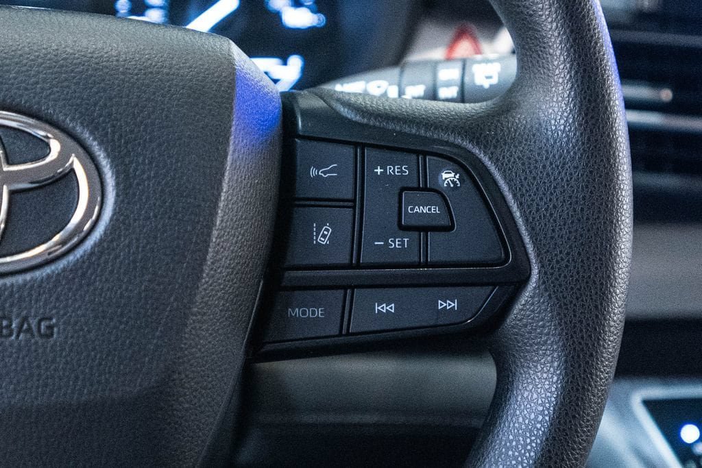 Used 2025 Toyota Sienna LE FWD image 19