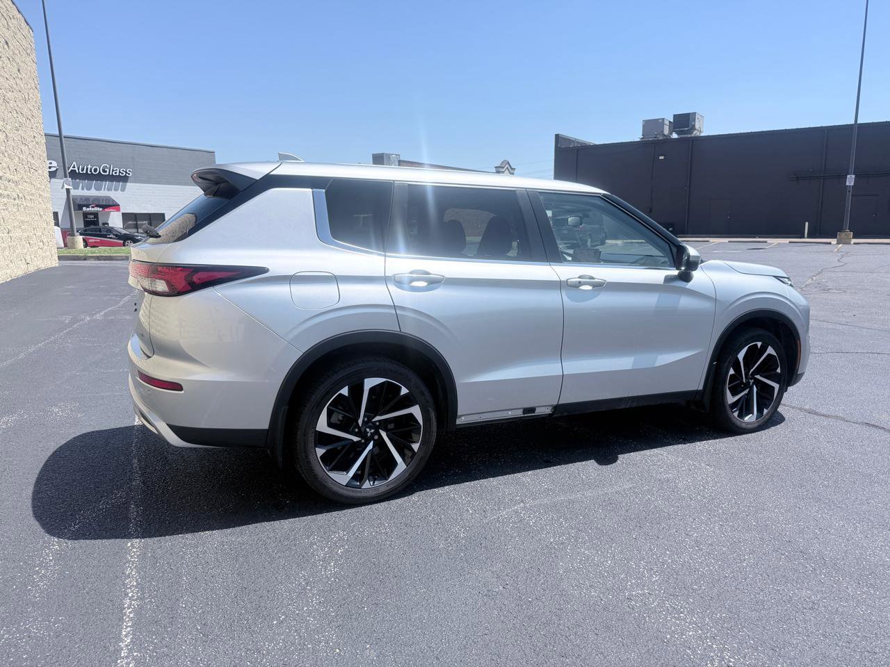 Used 2023 Mitsubishi Outlander SE AWD/4WD image 2