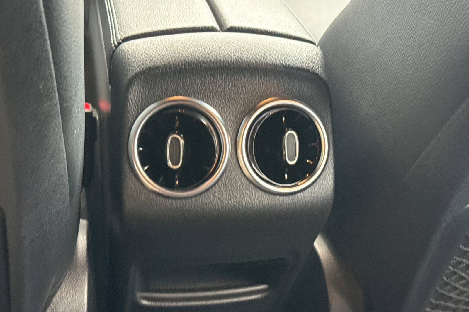 Used 2021 Mercedes-Benz GLB 250 4MATIC image 16