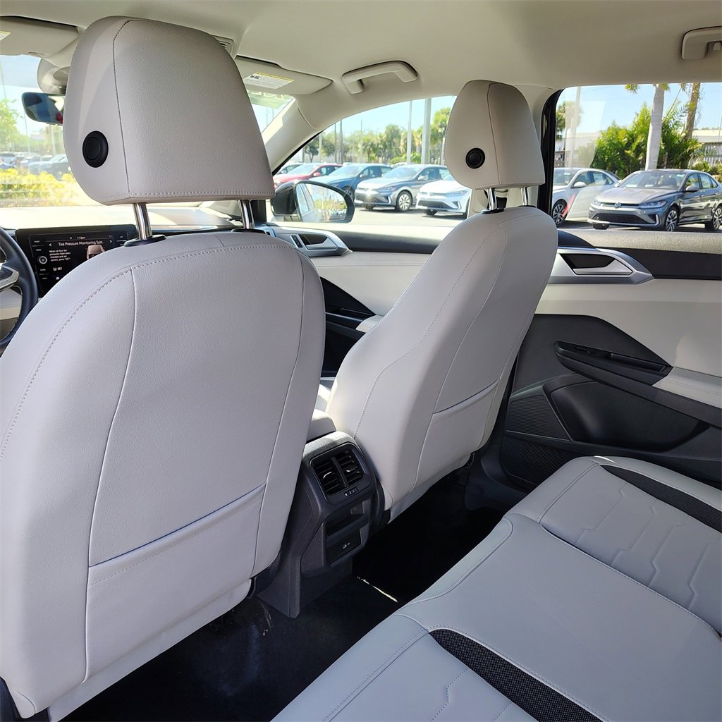 Certified 2025 Volkswagen Taos SE image 10