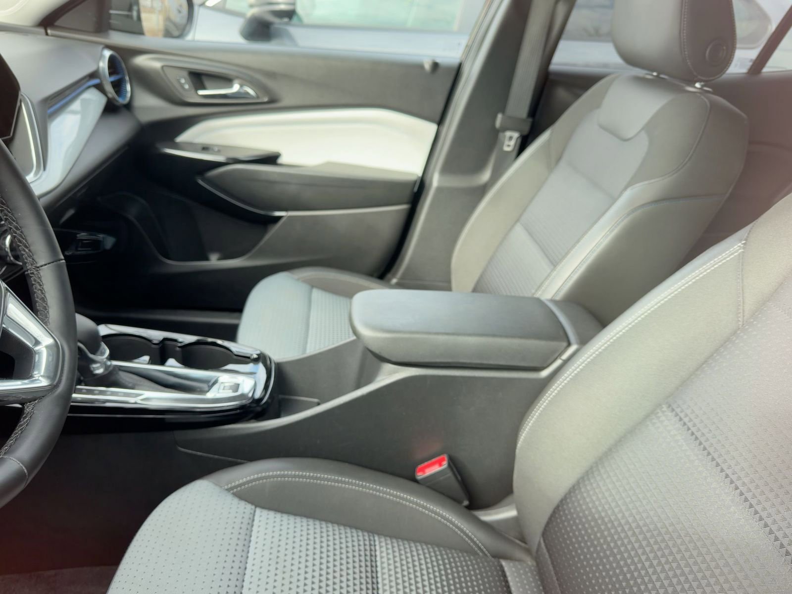 Used 2025 Chevrolet Trax LT w/ LT Convenience Package image 7