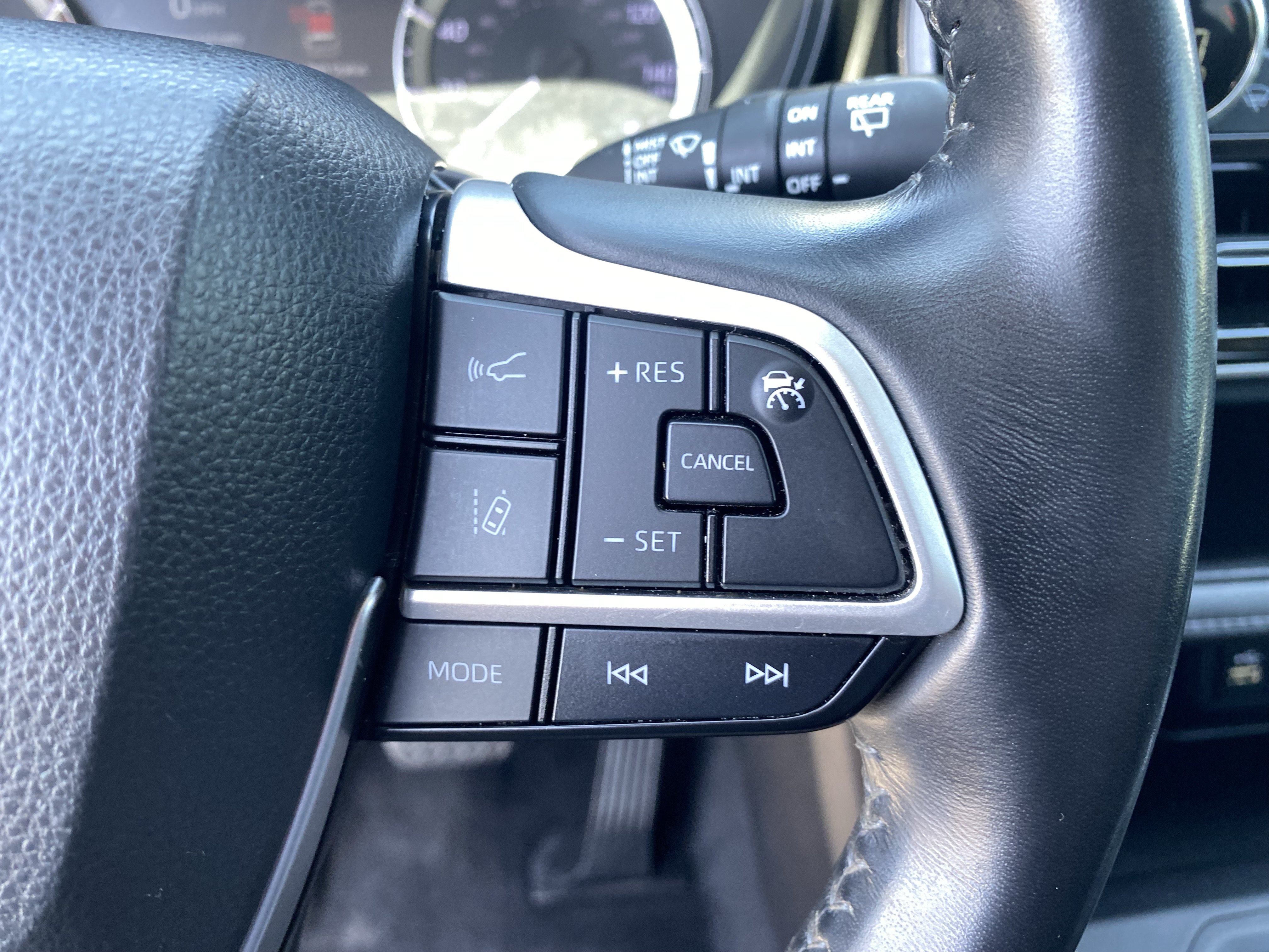 Used 2023 Toyota Highlander LE AWD/4WD image 28