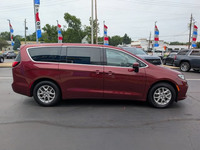 Used 2023 Chrysler Pacifica Touring-L FWD image 6