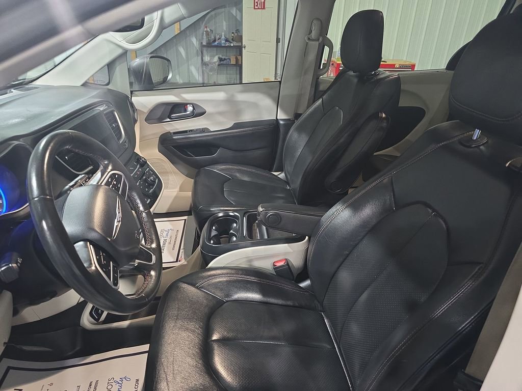 Used 2020 Chrysler Pacifica Touring-L FWD image 13