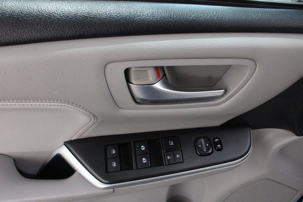 Used 2015 Toyota Camry XLE w/ Moonroof Package FWD image 21