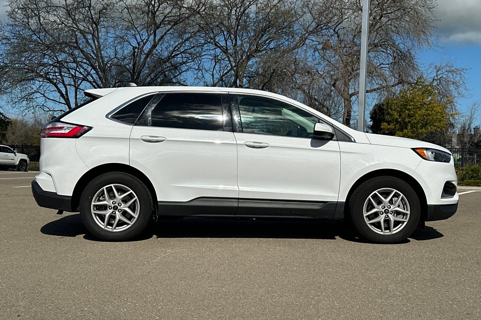 Used 2024 Ford Edge SEL AWD/4WD image 3