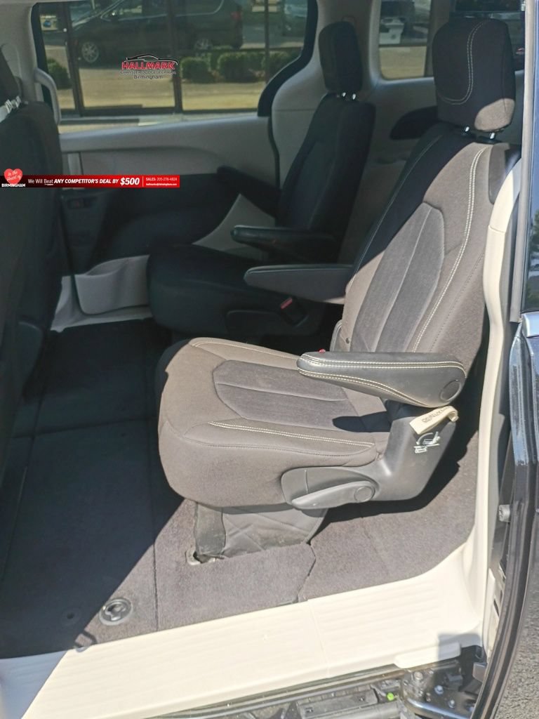 Used 2022 Chrysler Voyager LX FWD image 19