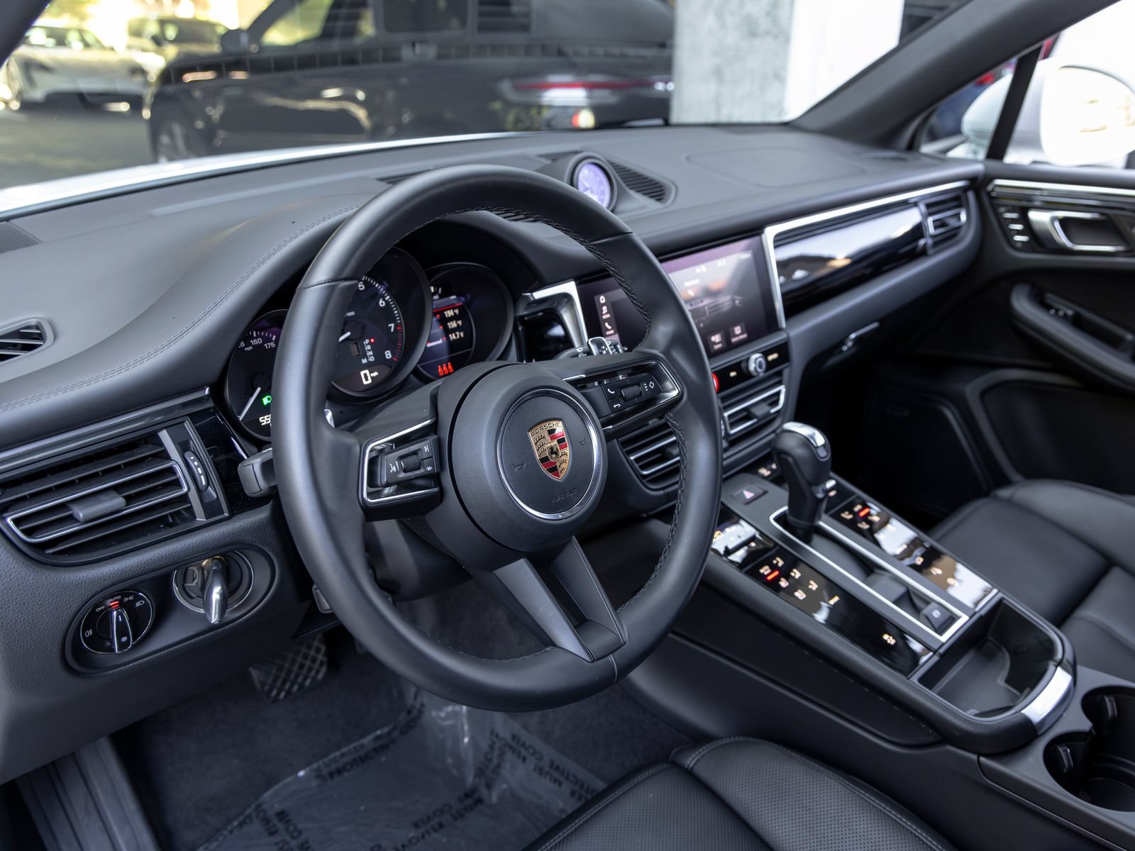 Certified 2026 Porsche Macan AWD/4WD image 4
