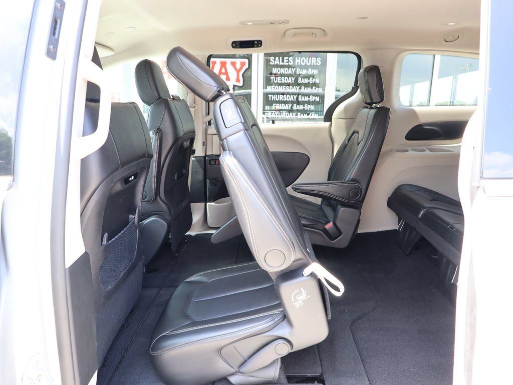 Used 2024 Chrysler Pacifica Touring-L FWD image 25