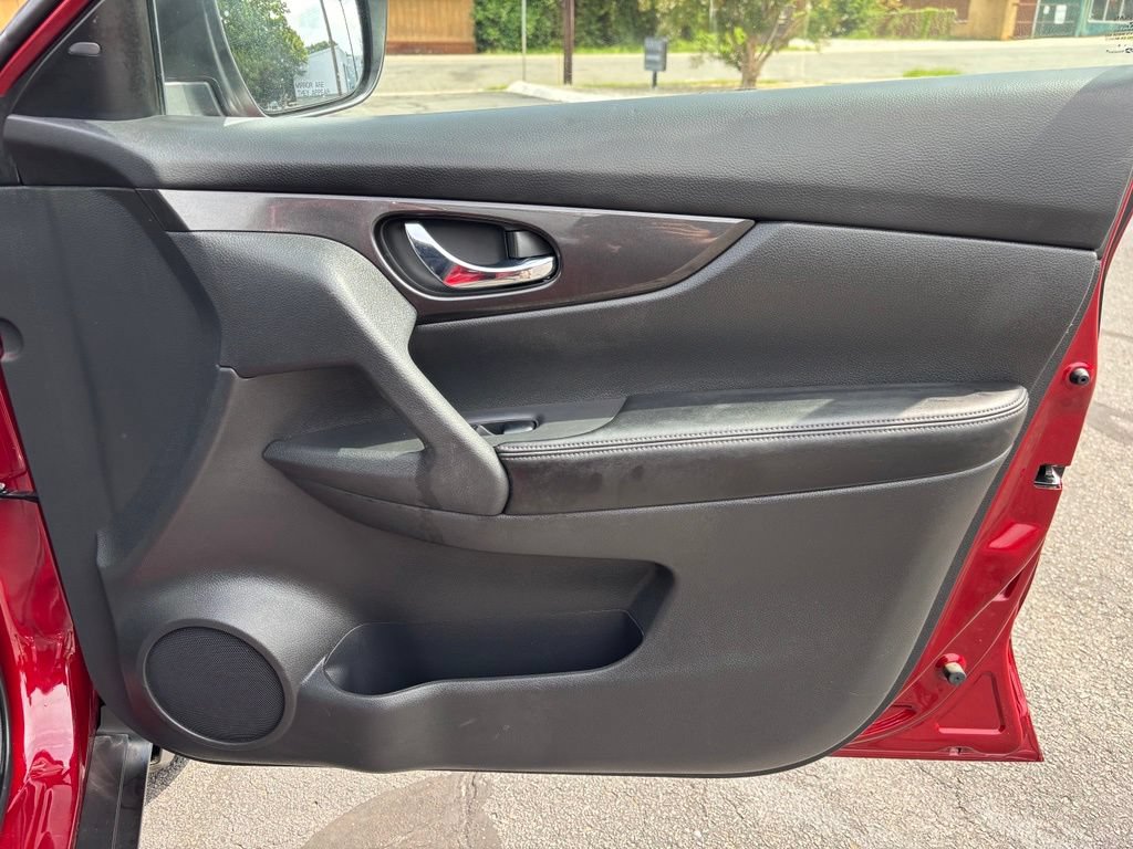 Used 2018 Nissan Rogue SV AWD/4WD image 26
