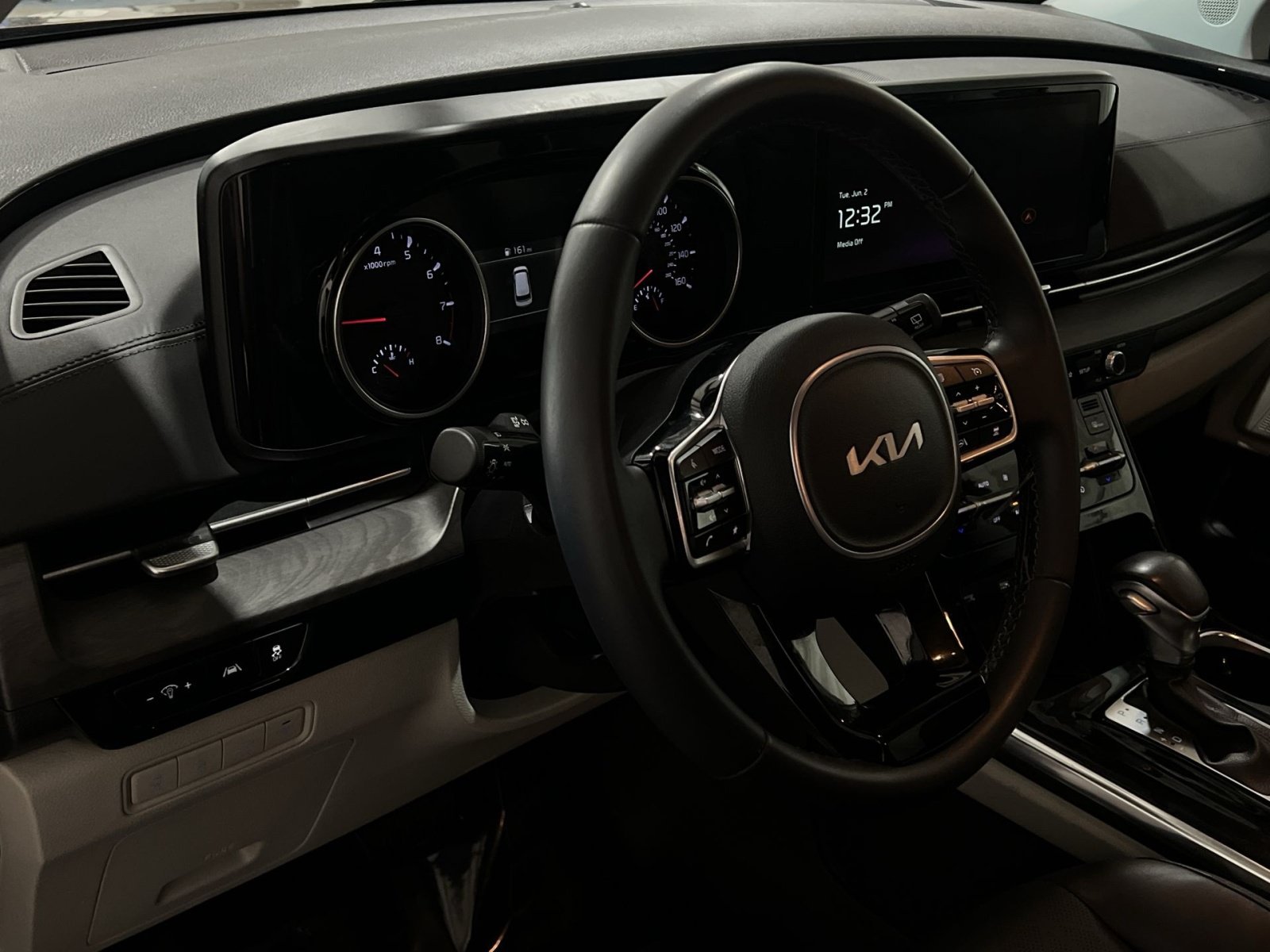 Used 2024 Kia Carnival EX FWD image 21