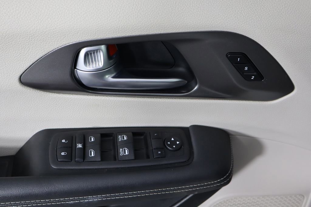 Used 2024 Chrysler Pacifica Touring-L image 22