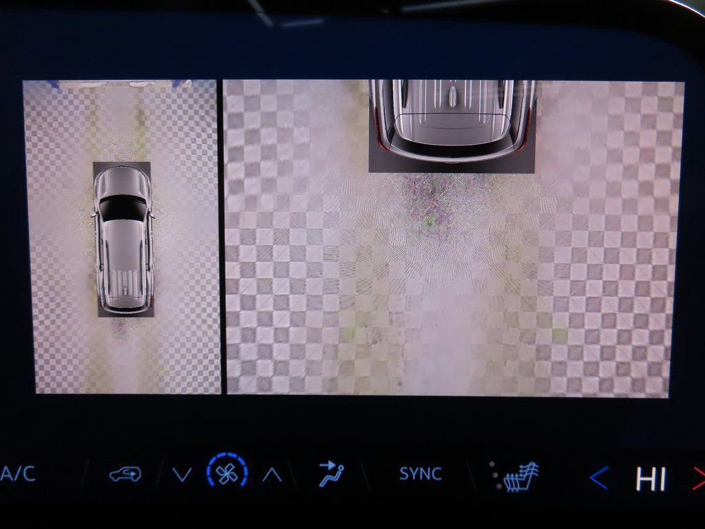 Used 2025 Chevrolet Traverse Z71 image 16