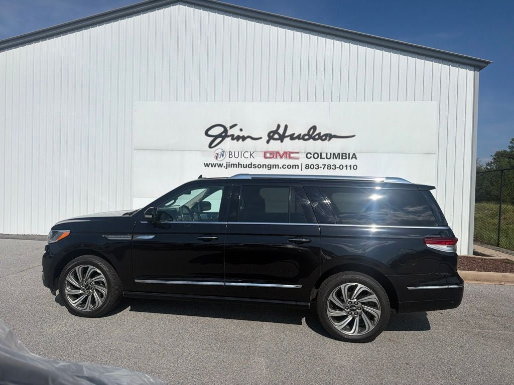 Used 2023 Lincoln Navigator L Reserve AWD/4WD image 2