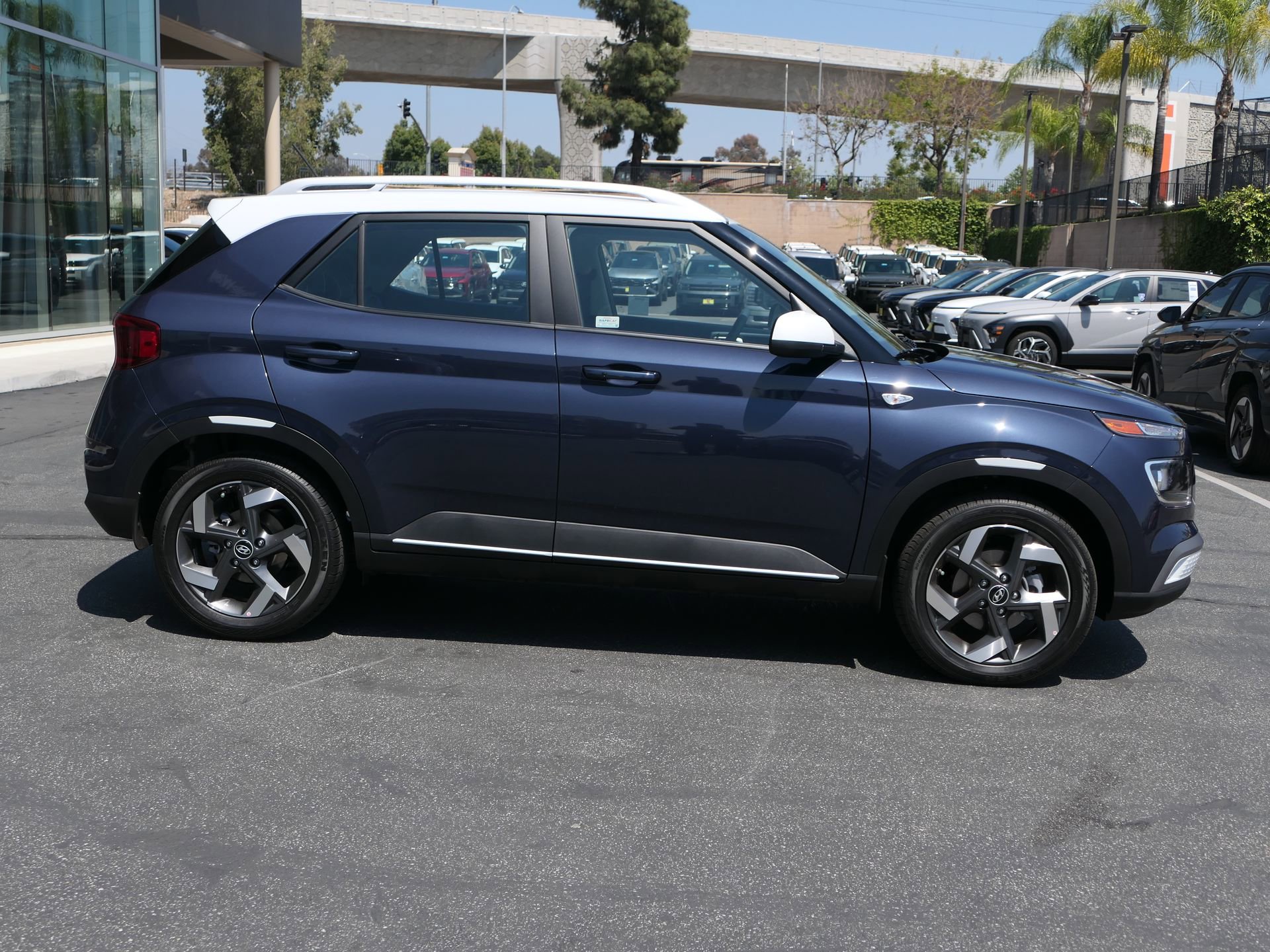 Used 2026 Hyundai Venue SEL FWD image 2