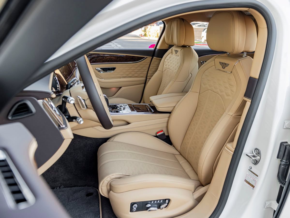 Used 2025 Bentley Flying Spur Plug-In Hybrid AWD/4WD image 16