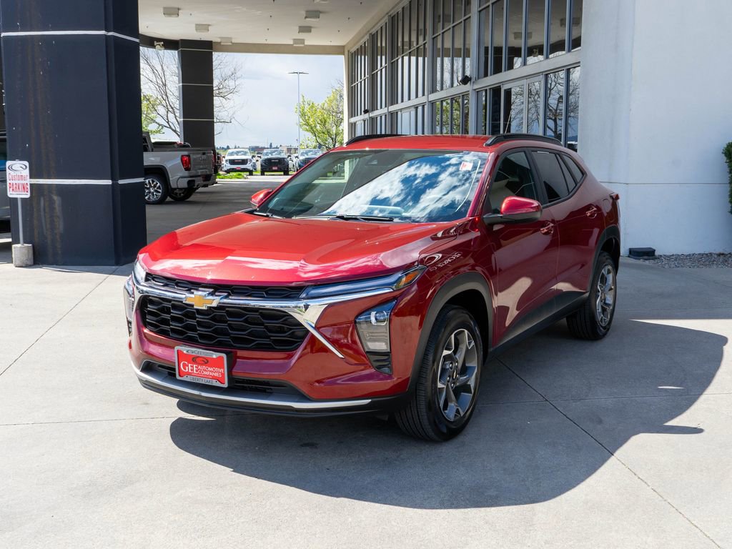 Used 2025 Chevrolet Trax LT FWD image 3
