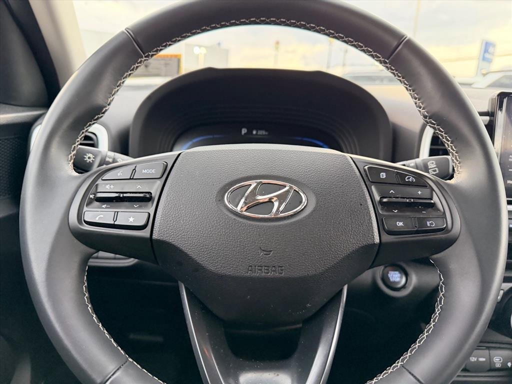 Used 2025 Hyundai Venue Limited image 17