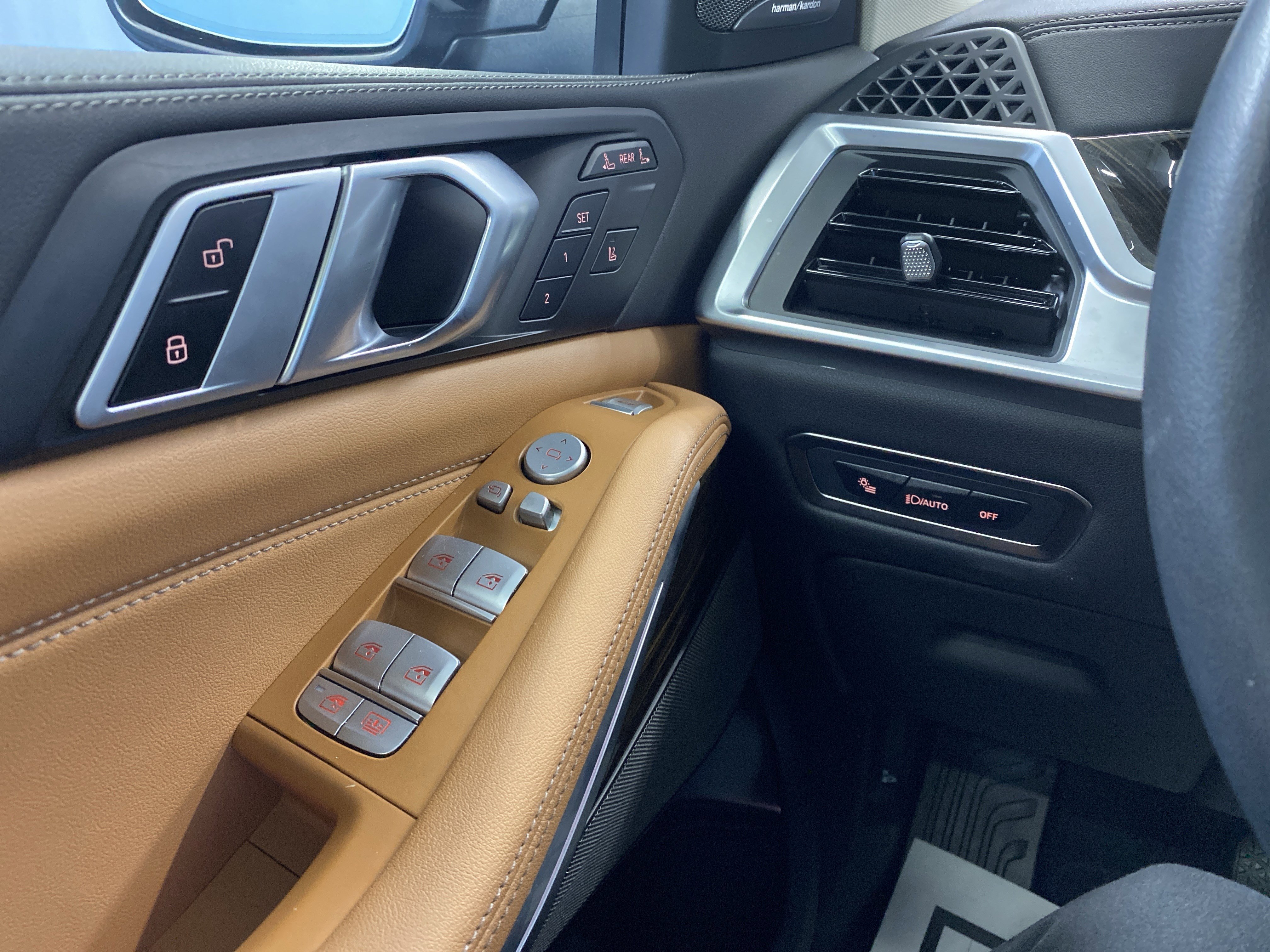 Used 2024 BMW X7 xDrive40i w/ Premium Package image 17