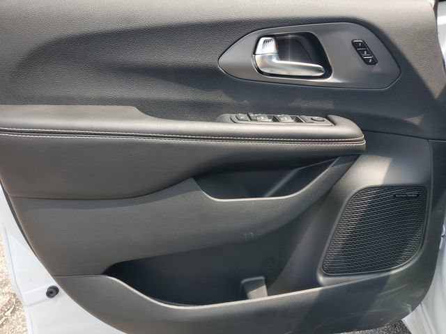 New 2027 Chrysler Pacifica Limited w/ Family Tech Group AWD/4WD image 21