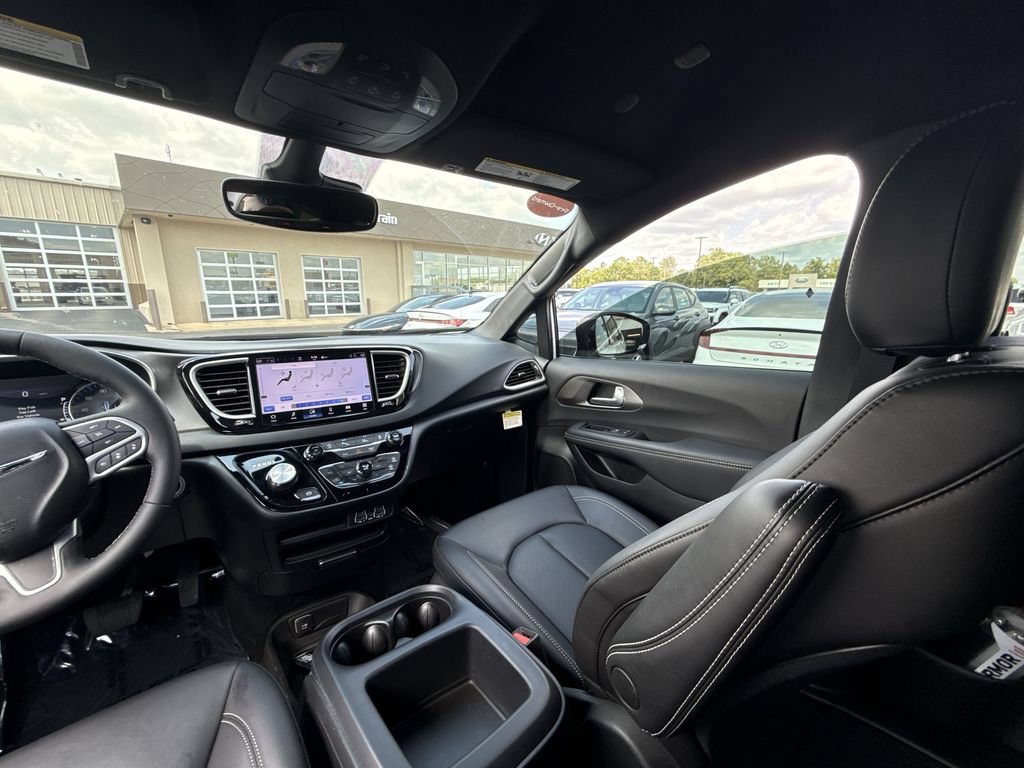 Used 2025 Chrysler Voyager LX FWD image 11