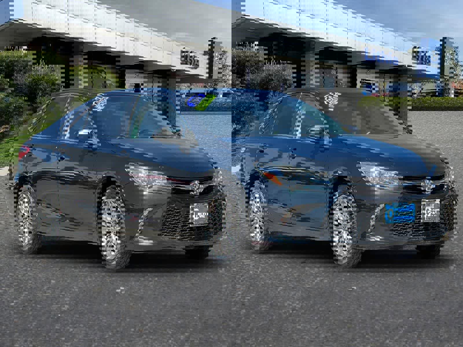 Used 2015 Toyota Camry SE w/ Moonroof Package image 10