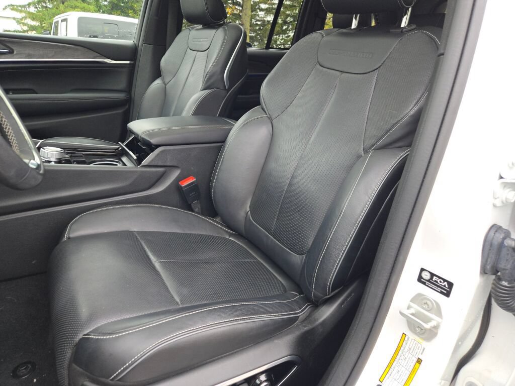 Certified 2023 Jeep Grand Cherokee Overland w/ Luxury Tech Group IV AWD/4WD image 28