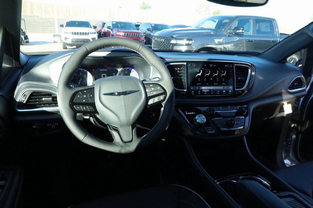 New 2026 Chrysler Pacifica Limited w/ Uconnect Theater Family Group image 2
