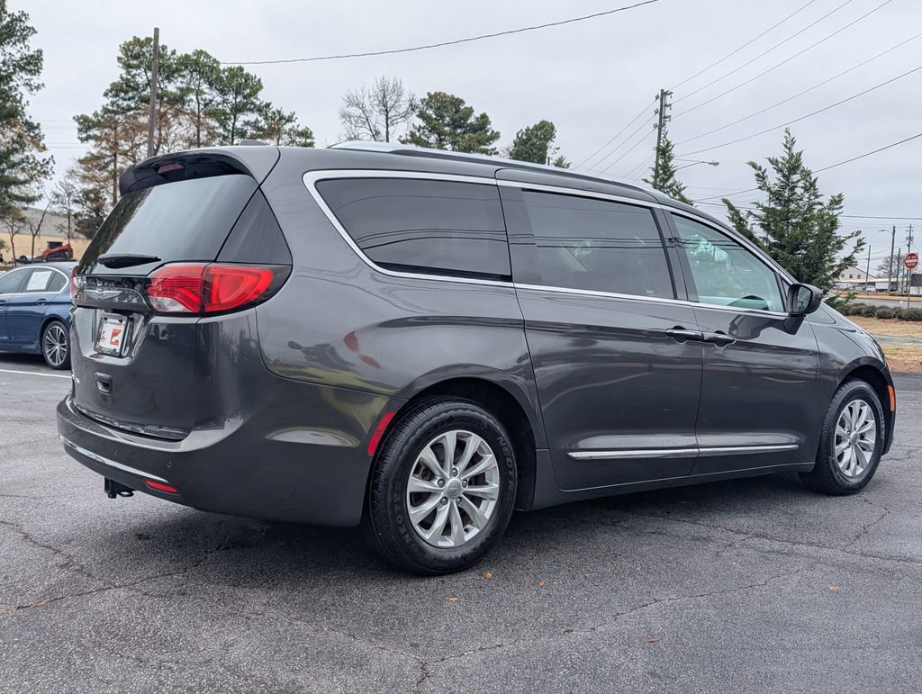 Used 2018 Chrysler Pacifica Touring-L image 4