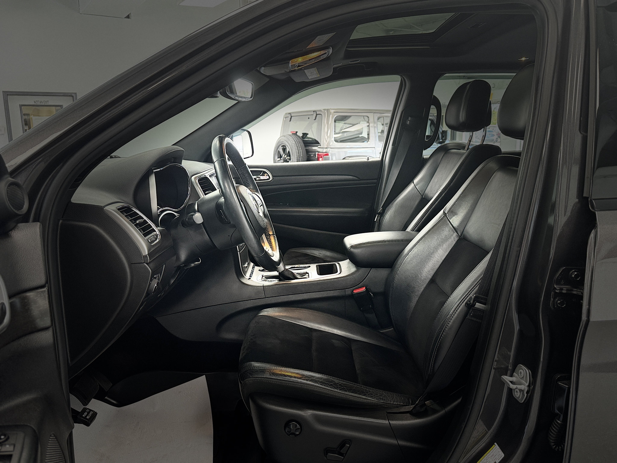 Used 2018 Jeep Grand Cherokee Altitude AWD/4WD image 16
