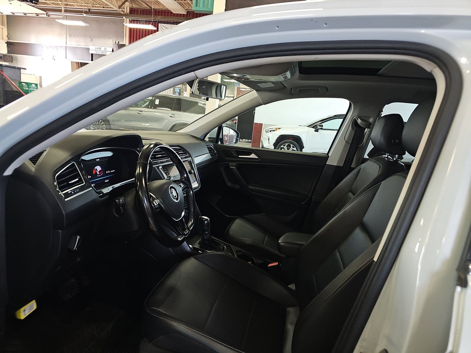 Used 2019 Volkswagen Tiguan SEL AWD/4WD image 14