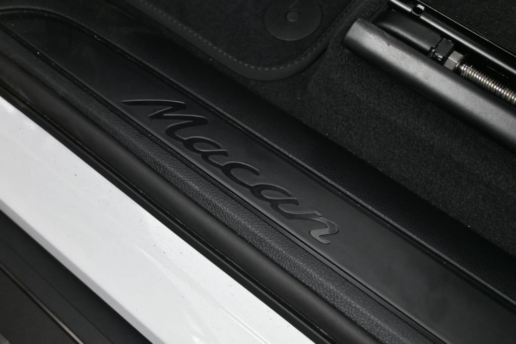 Certified 2026 Porsche Macan Turbo AWD/4WD image 29