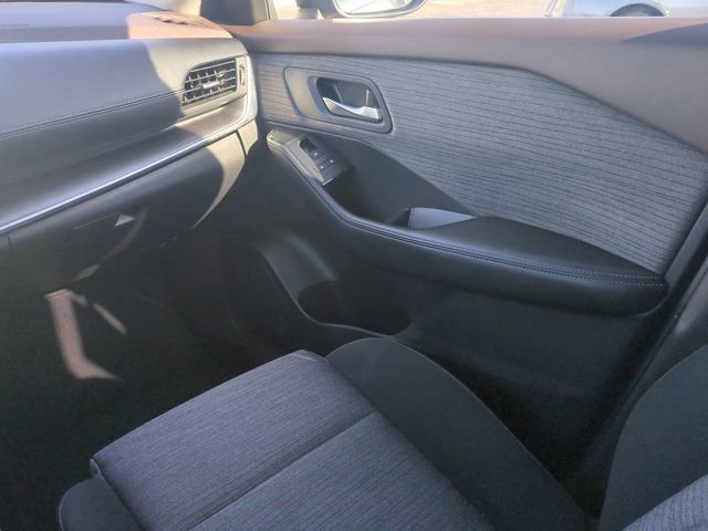 Used 2023 Nissan Rogue SV FWD image 18
