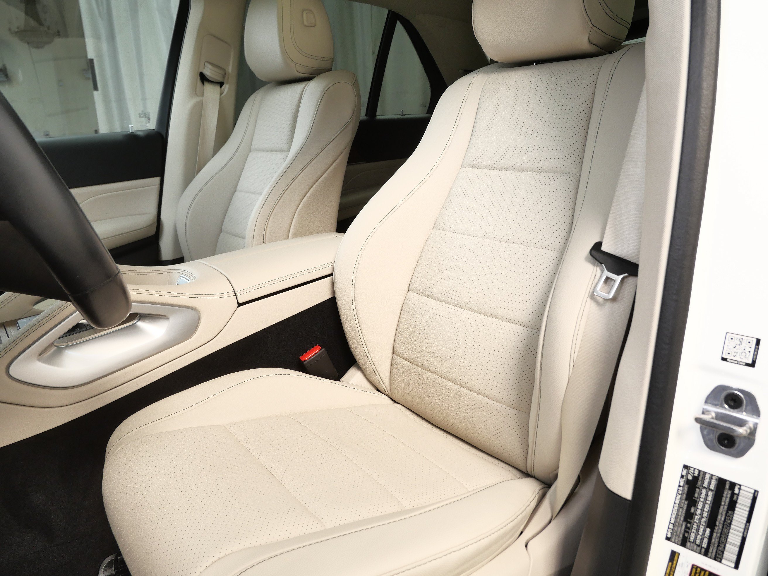 Certified 2025 Mercedes-Benz GLE 450e 4MATIC w/ Driver Assistance Package image 3