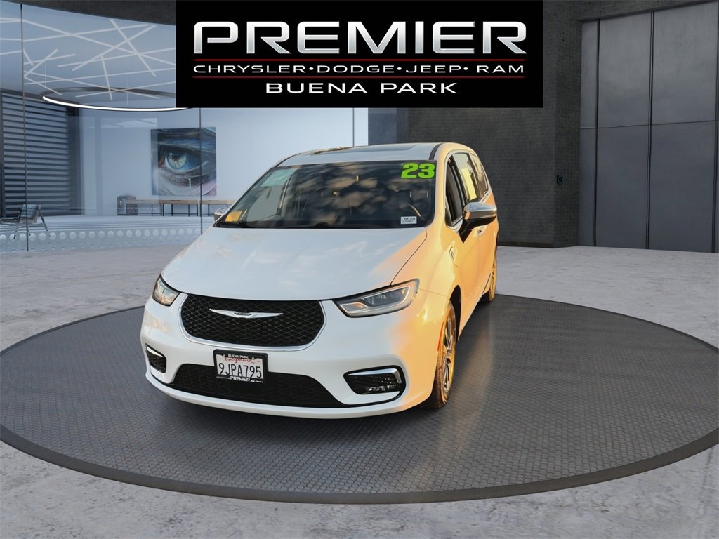 Used 2023 Chrysler Pacifica Limited w/ Uconnect Theater Family Group image 3