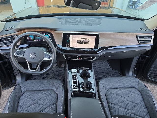 Used 2024 Volkswagen Atlas SE FWD image 16