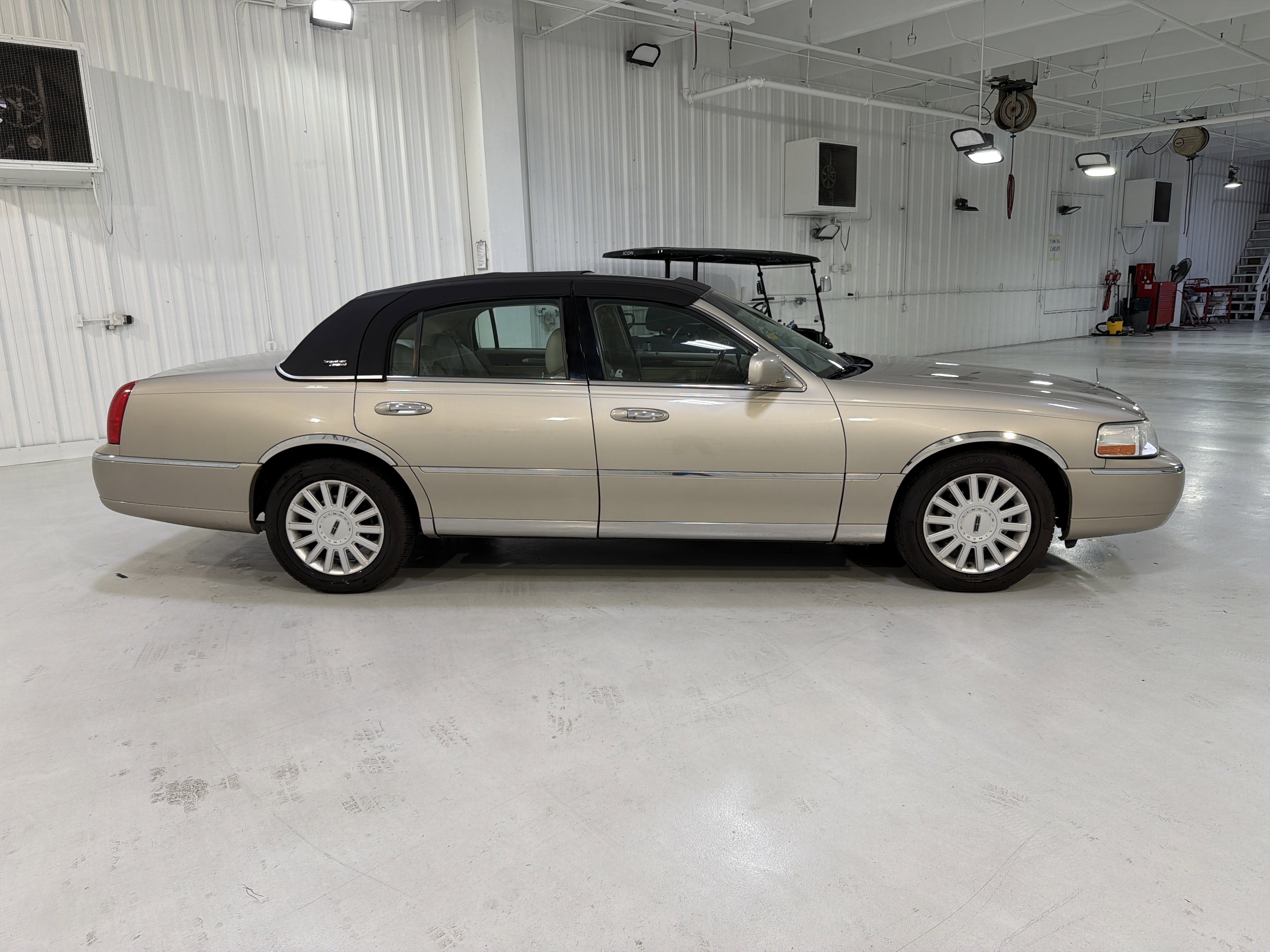 Used 2005 Lincoln Town Car Signature Limited image 6