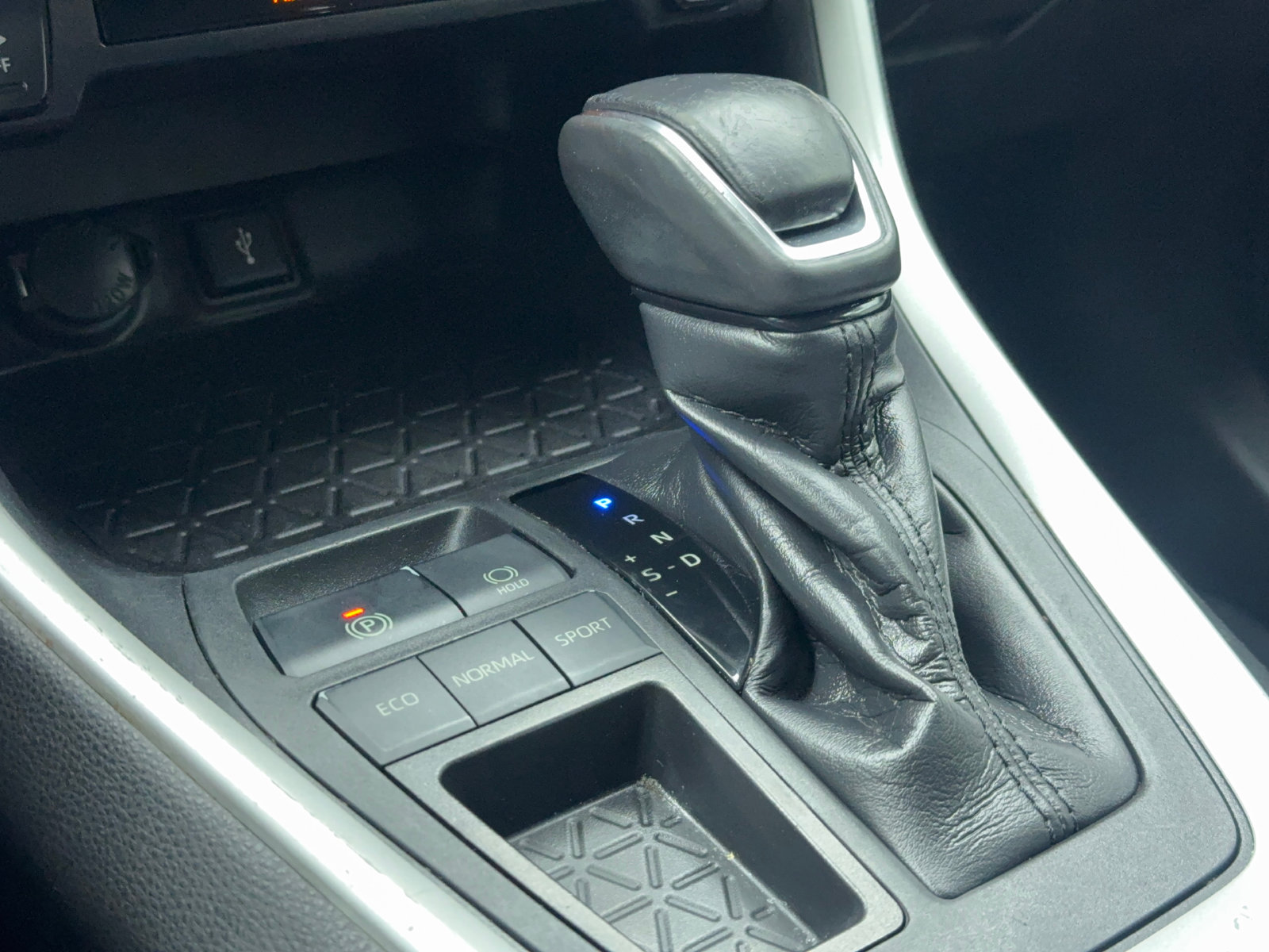 Used 2020 Toyota RAV4 XLE Premium FWD image 29